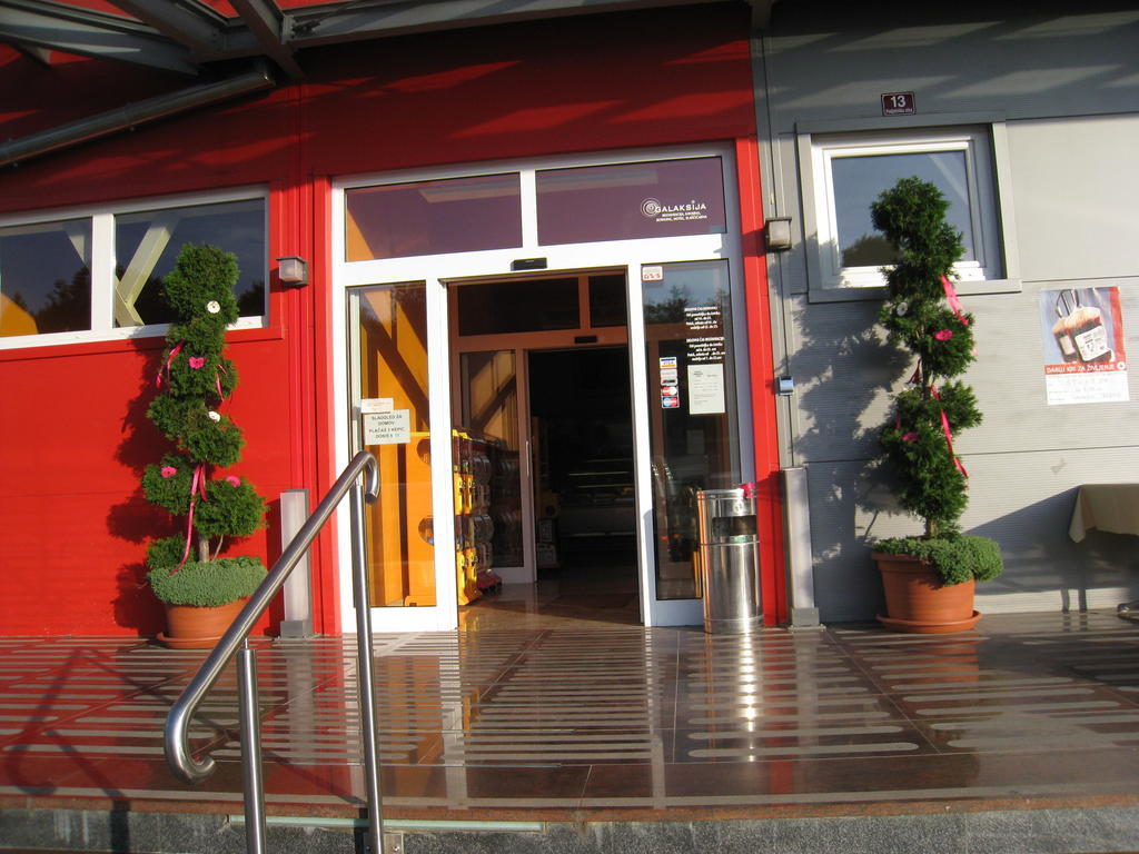 Hotel Galaksija Trebnje ภายนอก รูปภาพ