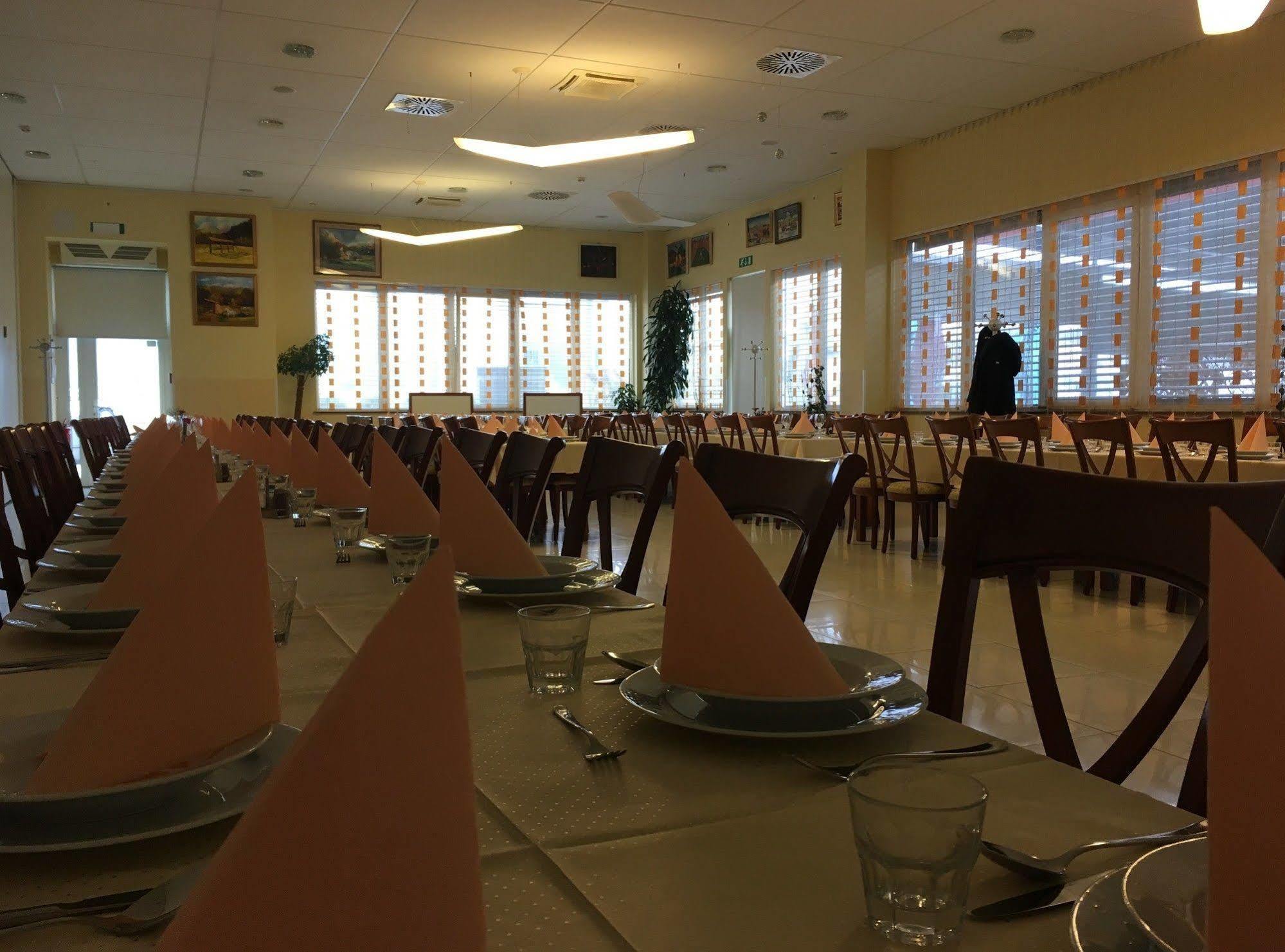 Hotel Galaksija Trebnje ภายนอก รูปภาพ